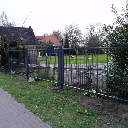 Tor und Zaunanlage aus Stahl